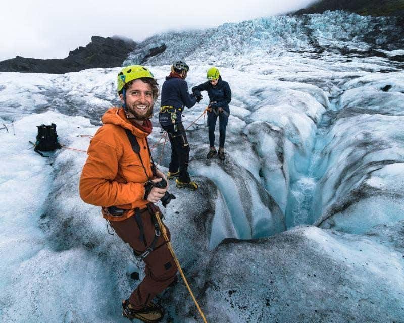 Escursionisti sul ghiacciaio di Skaftafell