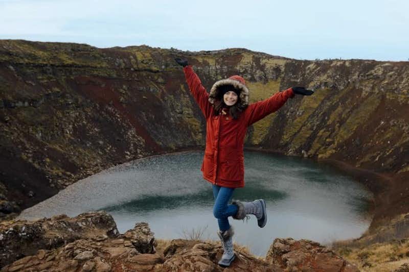 fille posant devant le cratère du volcan Kerid