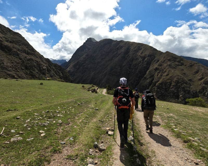 os garotos howlanders fazendo o passeio de 4 dias pela trilha inca