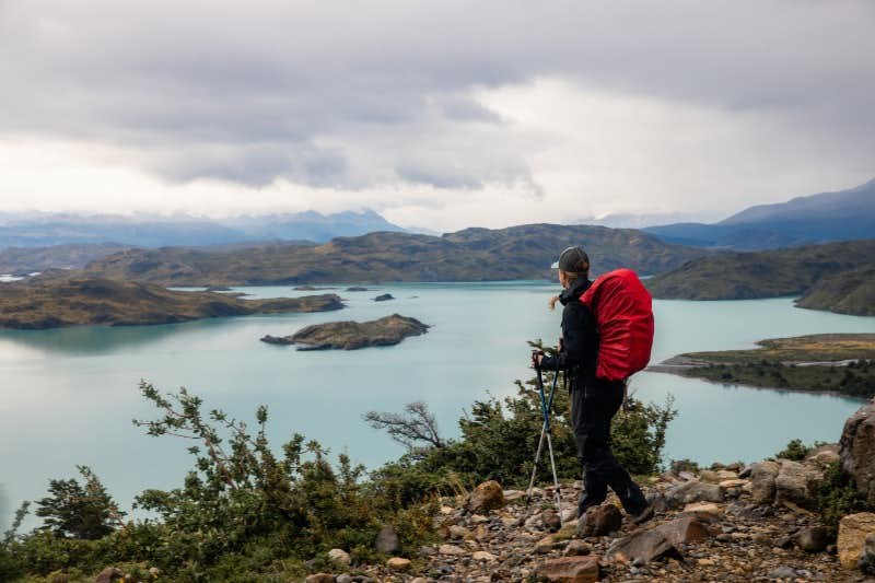Wanderer mit Blick auf den Nordenskjöld-See