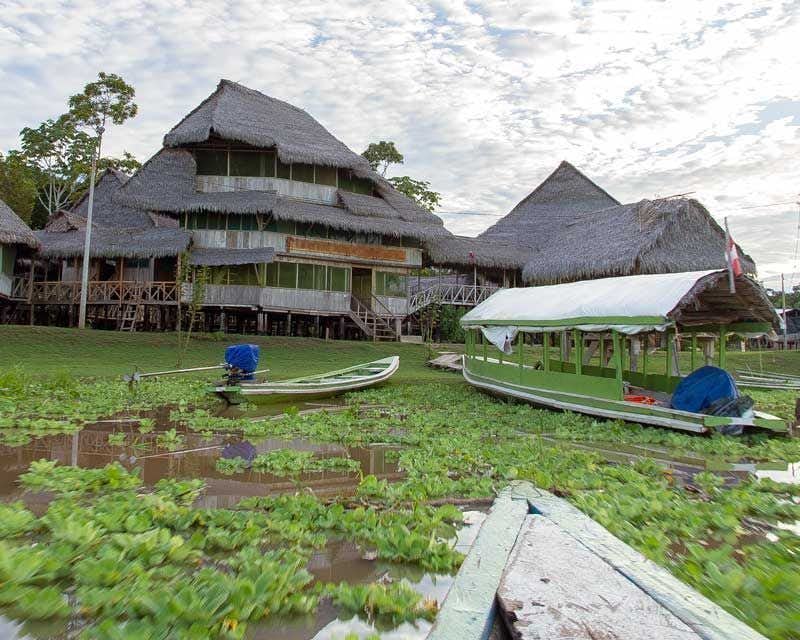 Nahaufnahme eines Kanus auf dem Amazonas oberhalb des Dschungels von Iquitos
