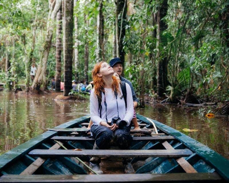 Paar auf einem Boot auf dem Sandovalsee