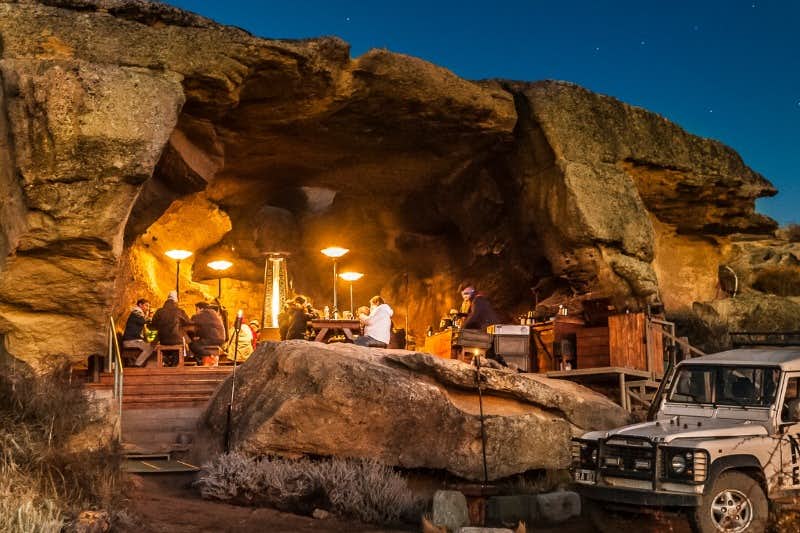 grupo cenando en la cueva de noche
