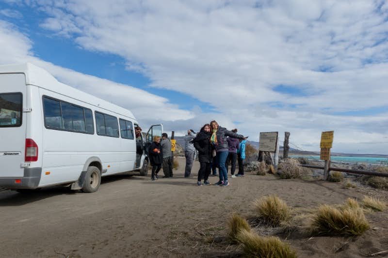 personas en el transfer privado de Torres del Paine a El Calafate